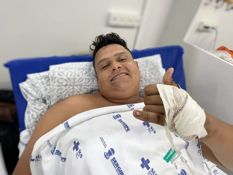 Cantor Weliton Gordinho segue internado após acidente de moto em Simão Dias