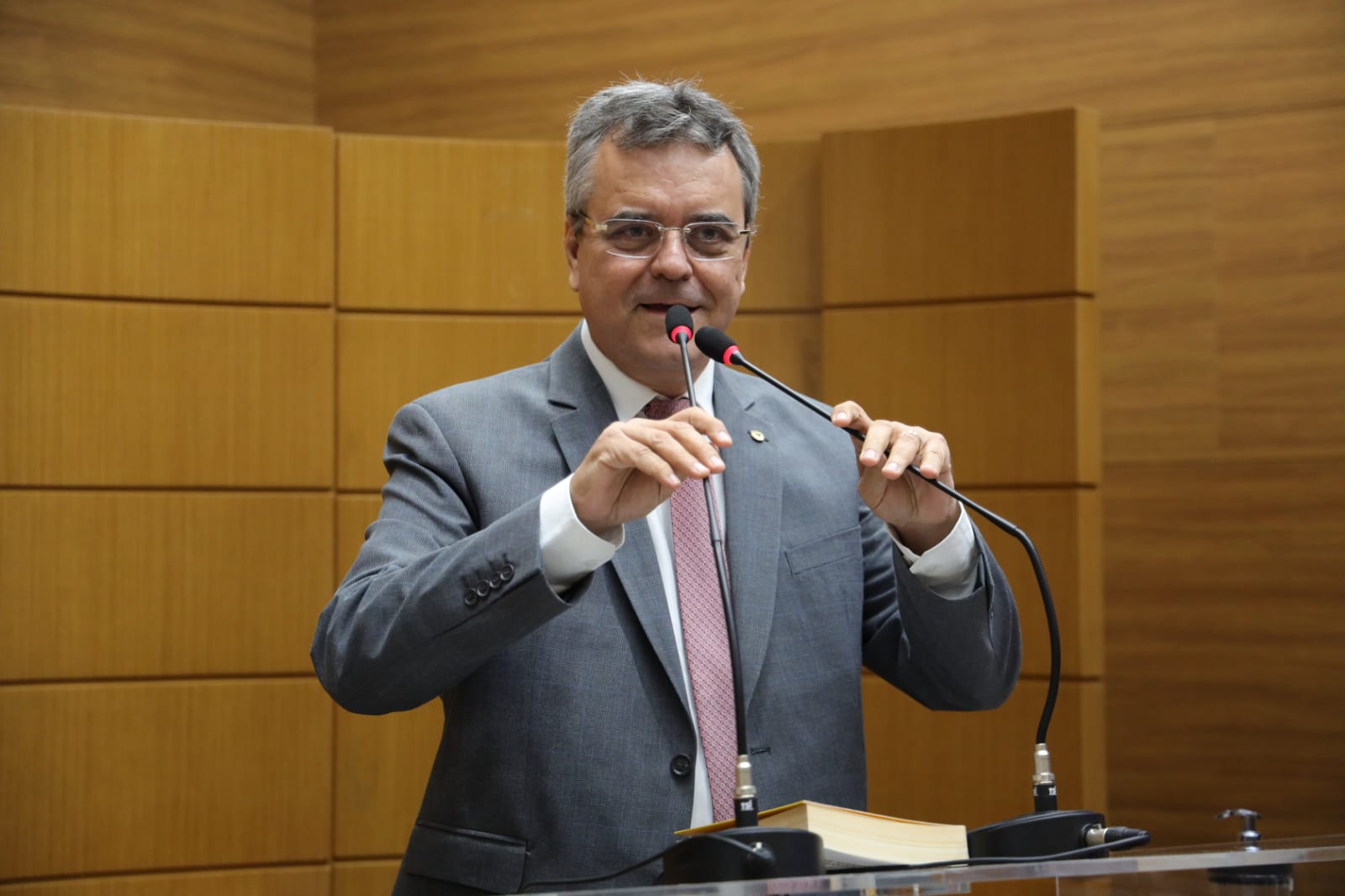 Deputado Luciano Pimentel solicita construção de dois quebra-molas em Simão Dias