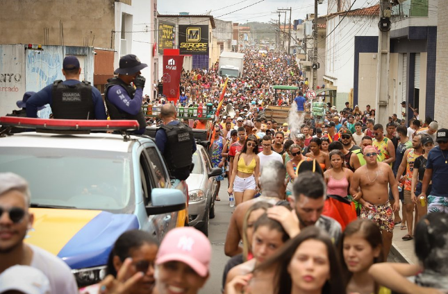 Bloco Okatia mantém tradição de décadas e arrasta multidão em Simão Dias