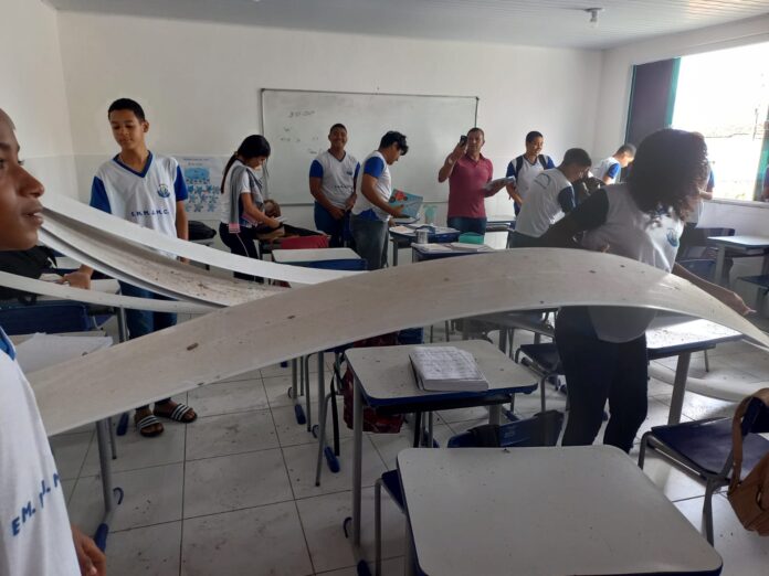 Forro cai em sala de aula e assusta professores e estudantes em escola municipal de Pedra Mole