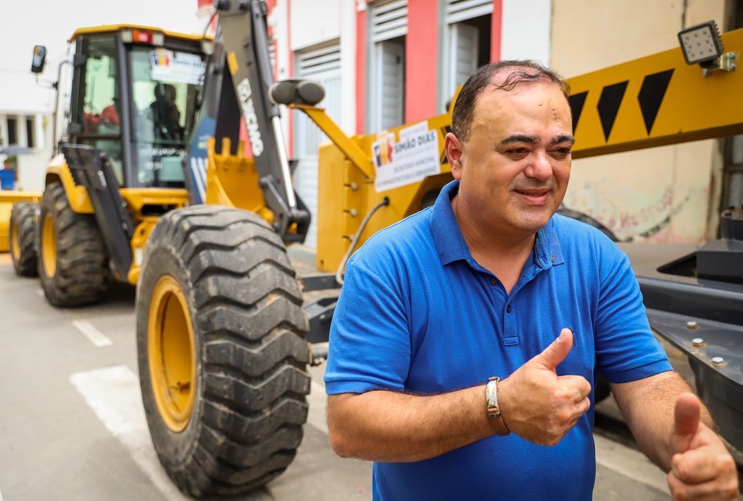 Prefeitura entrega retroescavadeira, patrol e veículo utilitário em Simão Dias