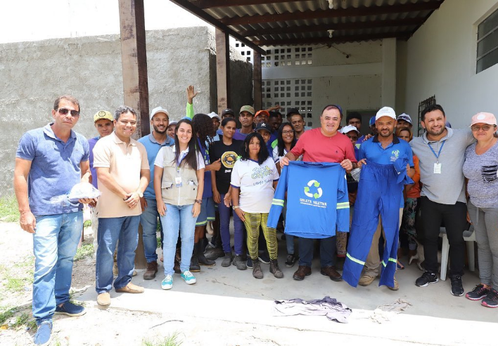 Cooperativa entrega kits de EPIs para catadores de materiais recicláveis de Simão Dias