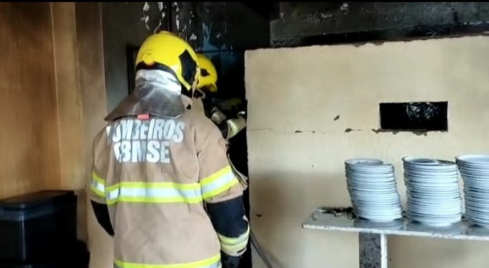 Em Lagarto, Corpo de Bombeiros combate incêndio em restaurante na cidade