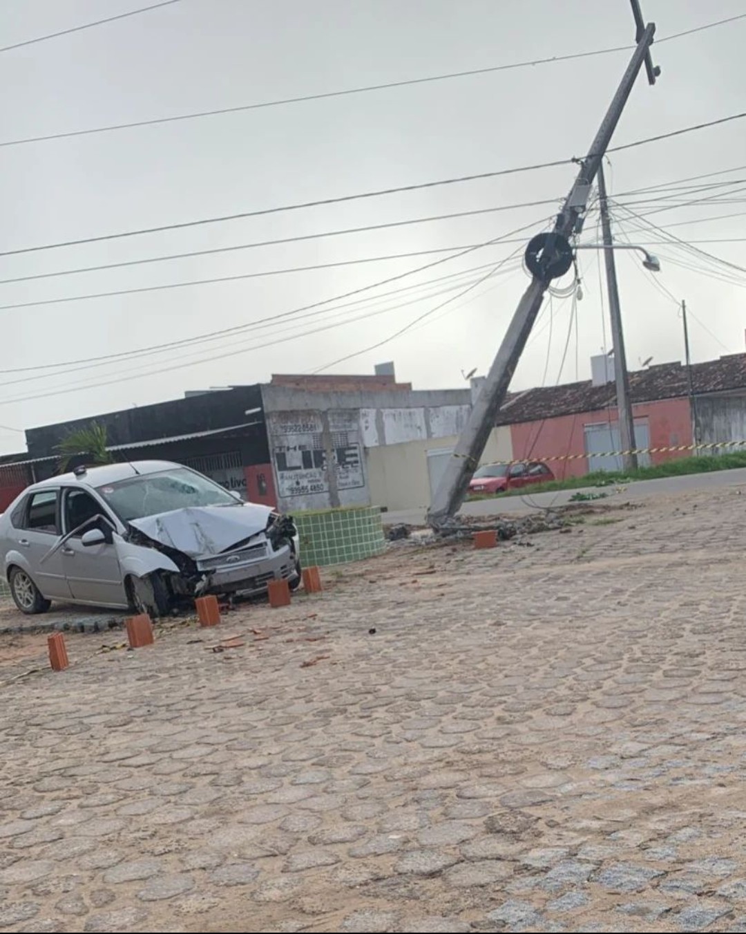 Homem morre após colidir veículo em poste em Poço Verde