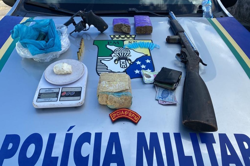 Em Salgado, polícia prende dois suspeitos e apreende armas e drogas