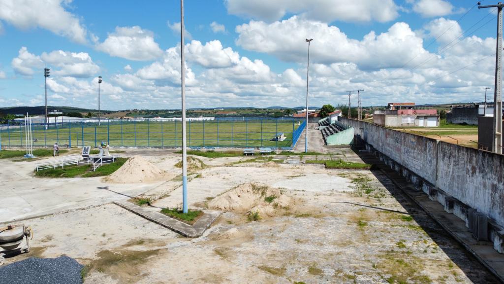 Descaso: Obra de revitalização do estádio Albano Franco está paralisada em Simão Dias