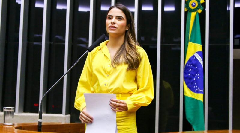 Yandra Moura critica refinaria que se recusa a reduzir preço do combustível em Sergipe