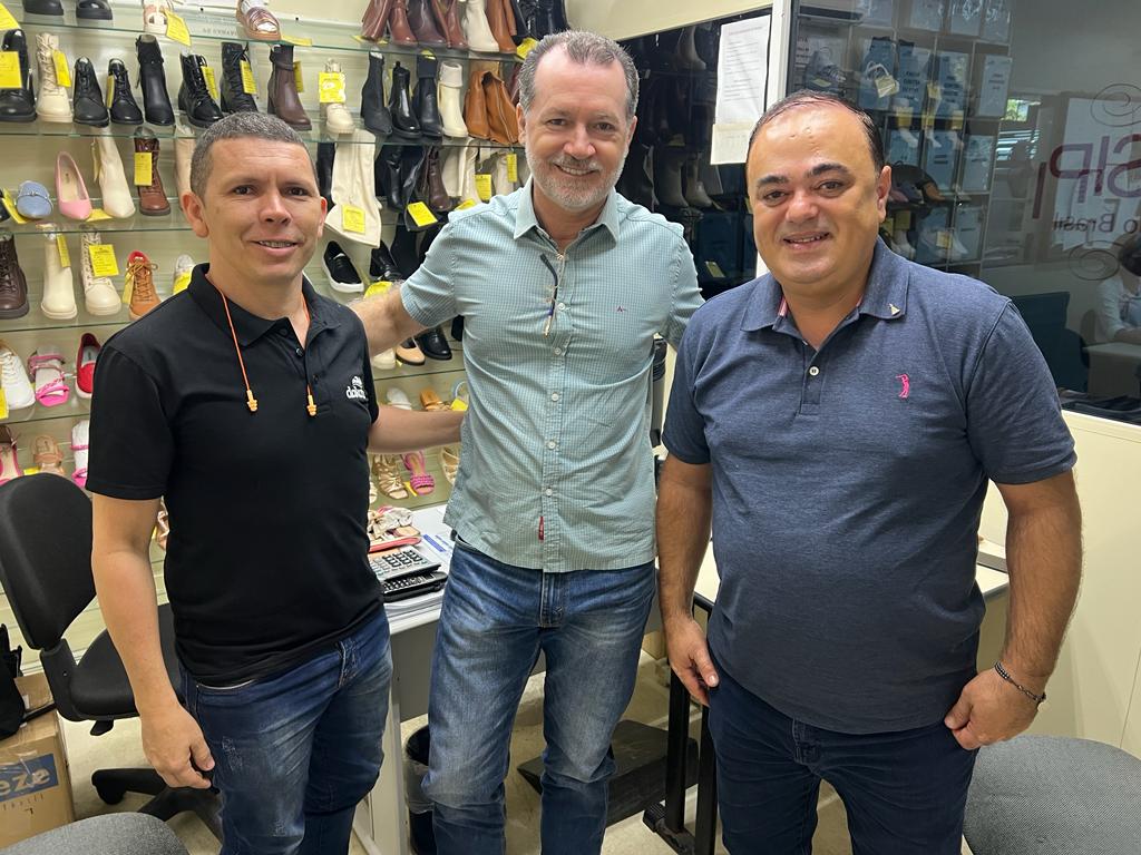 Prefeito Cristiano Viana visita empresa Dakota e discute parceria