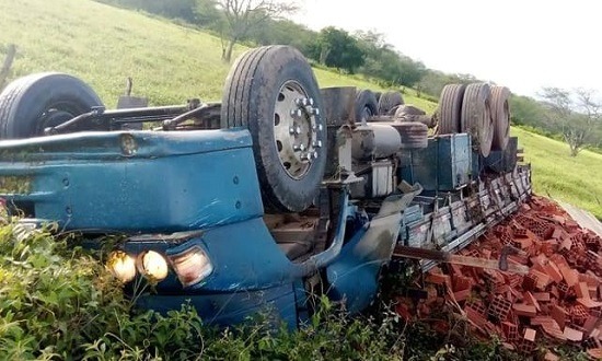 Motorista morre após caminhão carregado de blocos tombar entre Poço Verde e Tobias Barreto