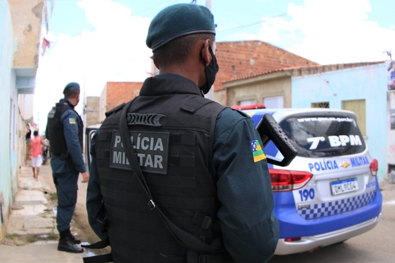 PM prende homem suspeito de ameaçar a companheira com uma faca na Colônia 13