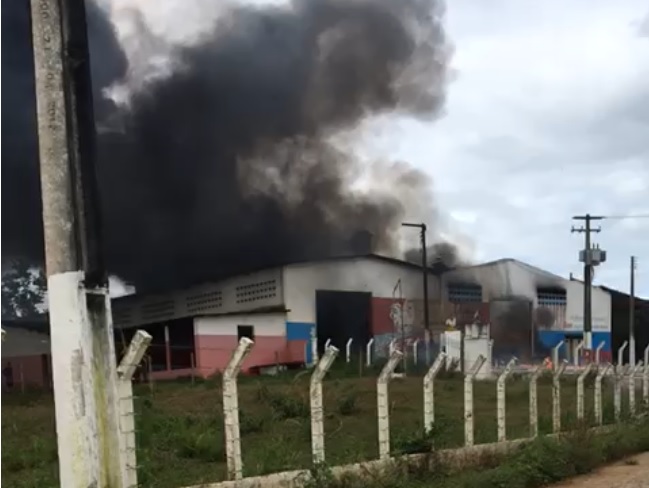 Incêndio atinge galpão de granja no povoado Mata do Peru em Simão Dias