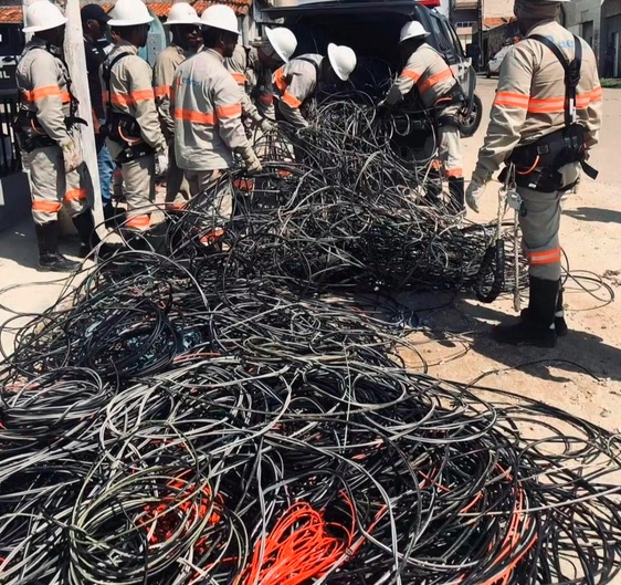 Polícia Civil e Energisa removem ligações clandestinas de energia elétrica