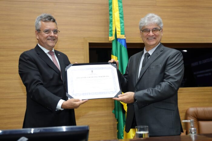 De autoria do deputado Luciano Pimentel, Desembargador José Augusto recebe Título de Cidadania Sergipana