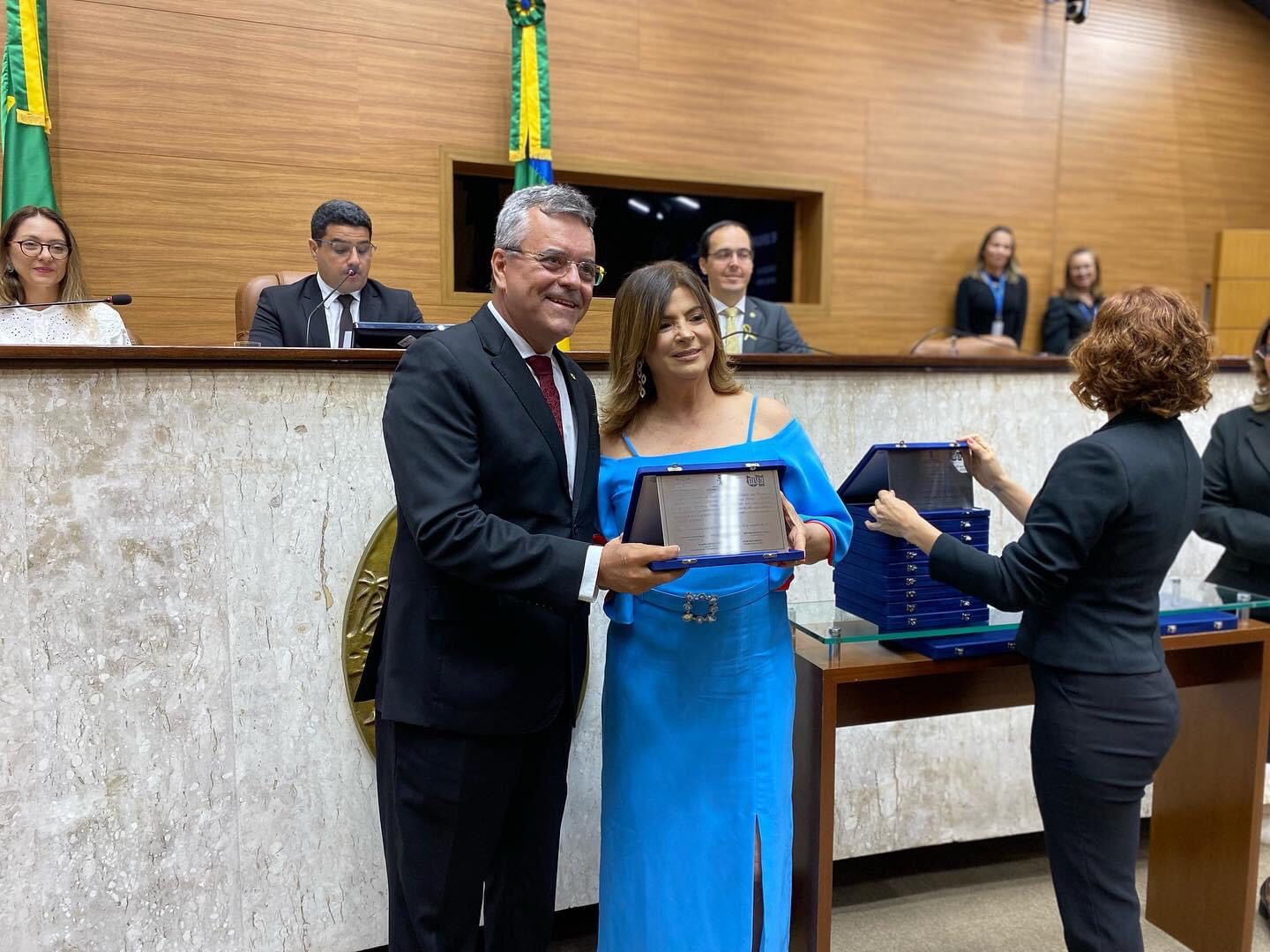 Luciano Pimentel é agraciado com placa comemorativa alusiva aos 20 anos da Escola do Legislativo