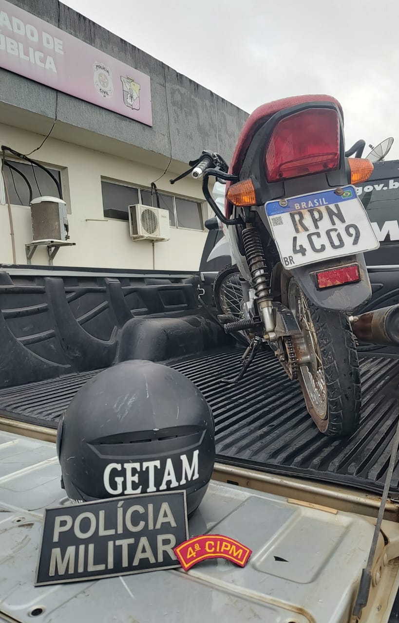 Motocicleta furtada é recuperada na Praça da Matriz em Simão Dias