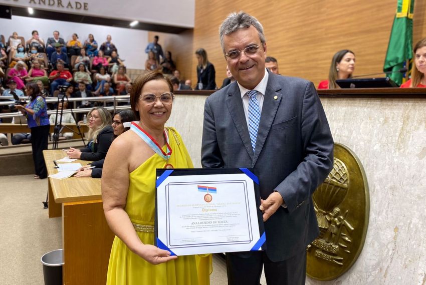 Secretária de Educação é homenageada por propositura do deputado Luciano Pimentel