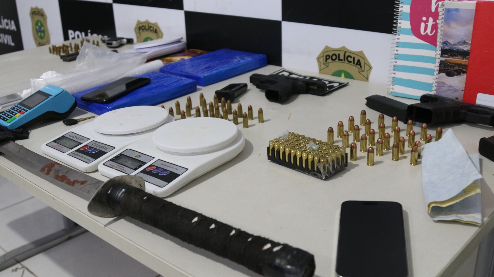 Denarc faz operação em Lagarto, São Cristóvão e Aracaju e apreende armas e drogas