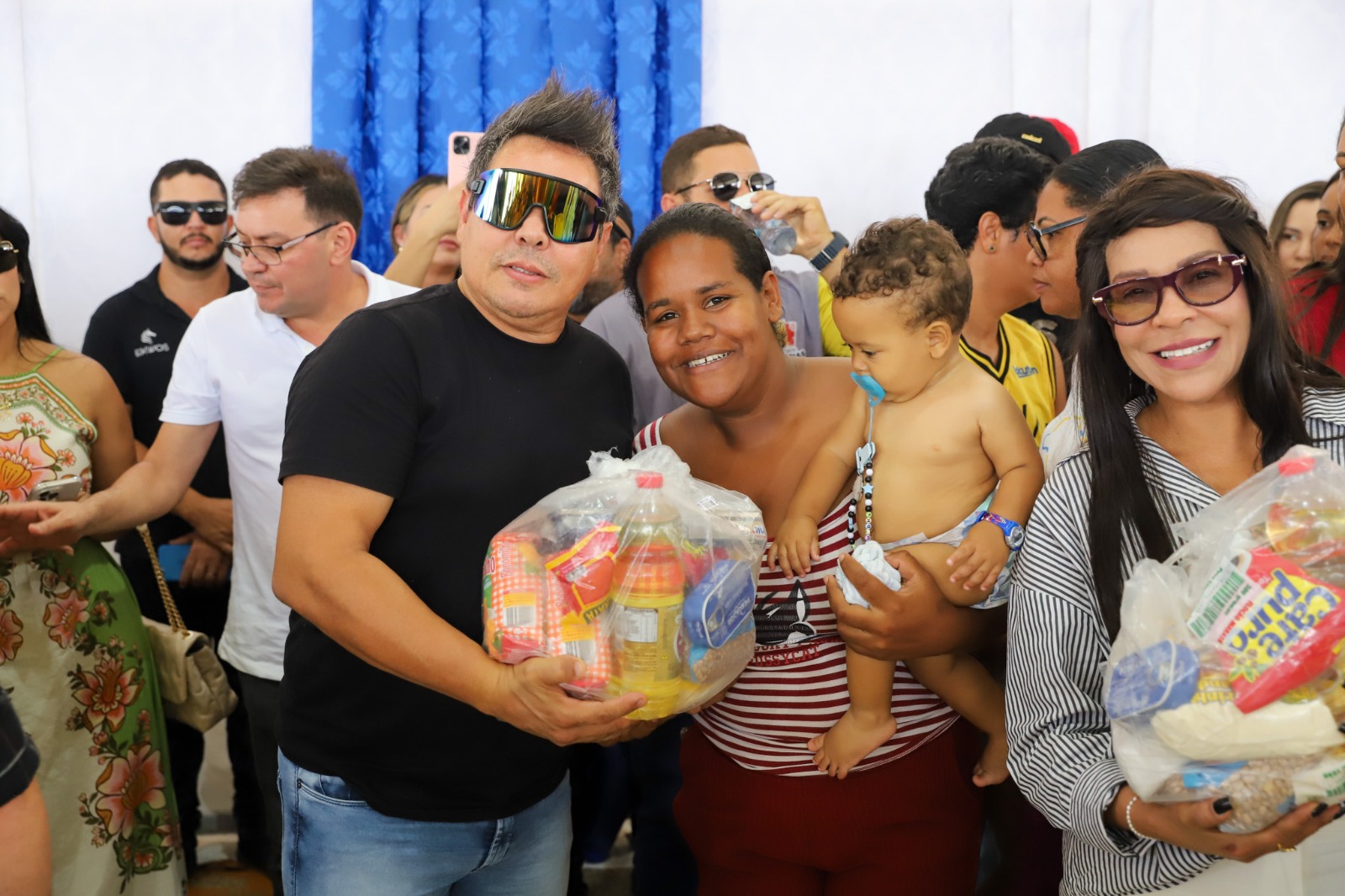 Calcinha Preta realiza doação de cestas básicas para famílias de Simão Dias