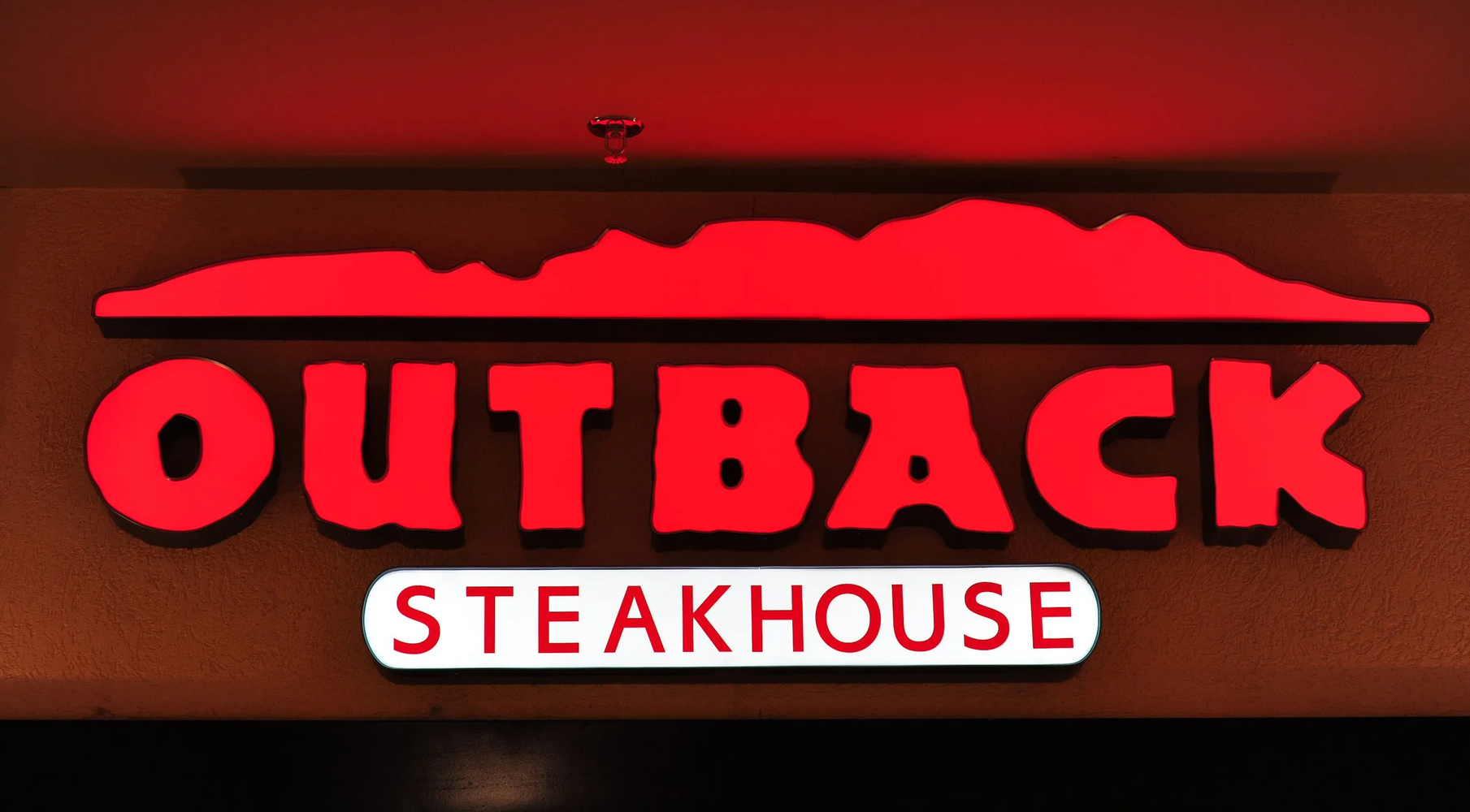Rede Outback Steakhouse abre 80 vagas de emprego em Sergipe; confira os cargos