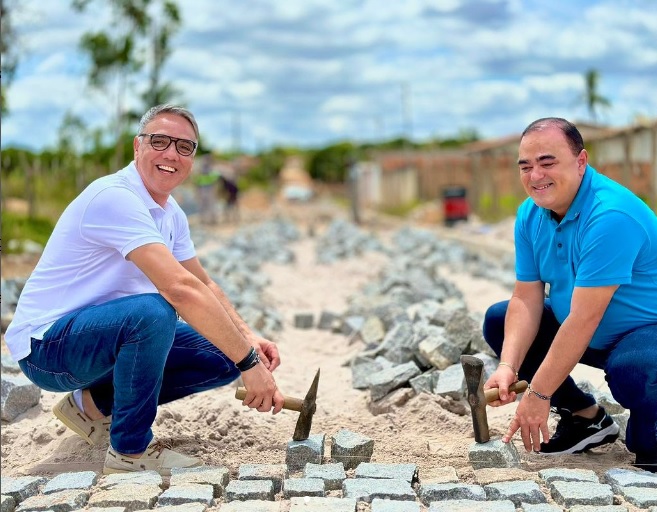 Cristiano Viana e Fábio Reis visitam obra de pavimentação em Simão Dias